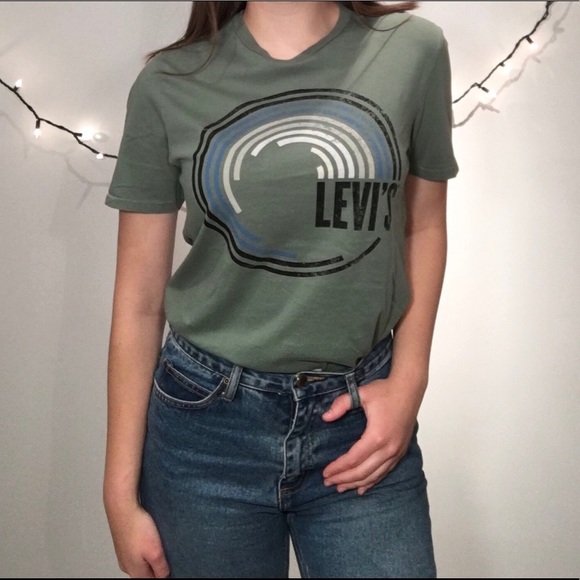 Levi’s Women’s Spunky Graphic Tee Shirt Super Soft - Picture 1 of 4